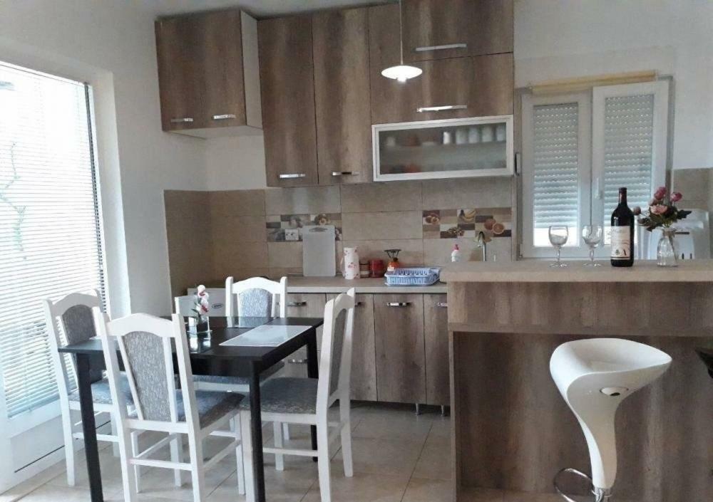 Apartment Iva Биела Екстериор снимка